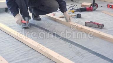 <strong>木工师傅</strong>安装松木地板-环保地板。 螺丝滞后到混凝土。